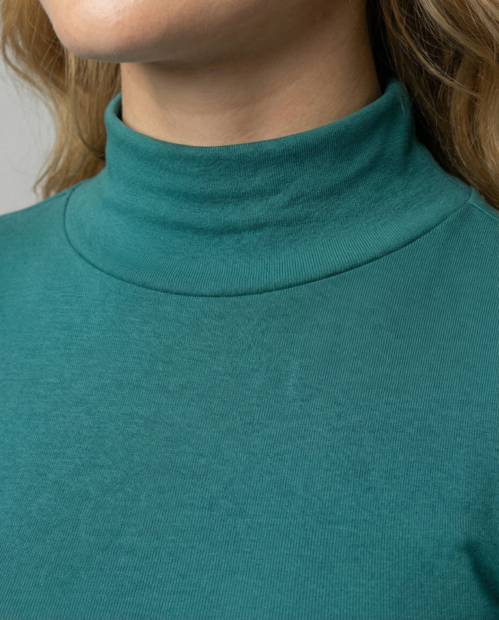 Fine knit seamless turtleneck sweater women